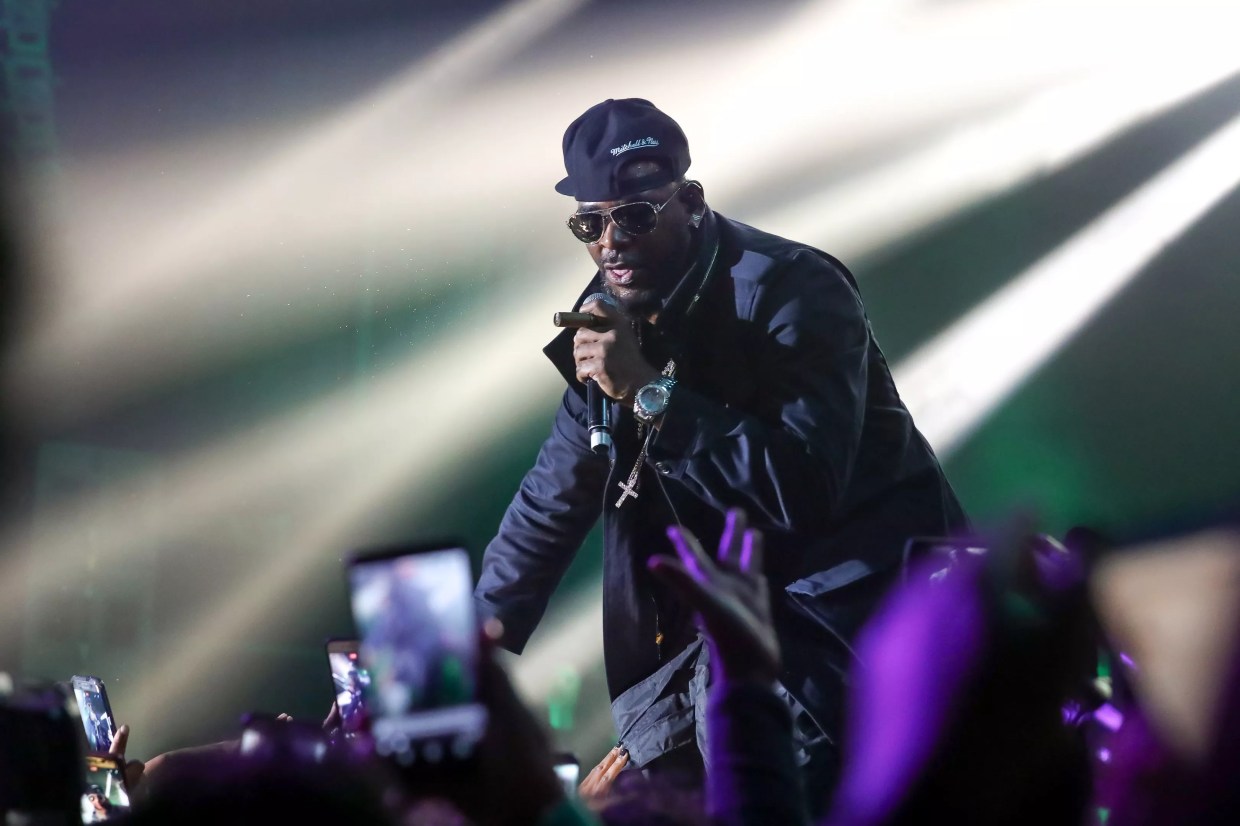 R. Kelly Asked a Girl to Wipe Sweat Off His Genitals During His Gas Monkey Show
