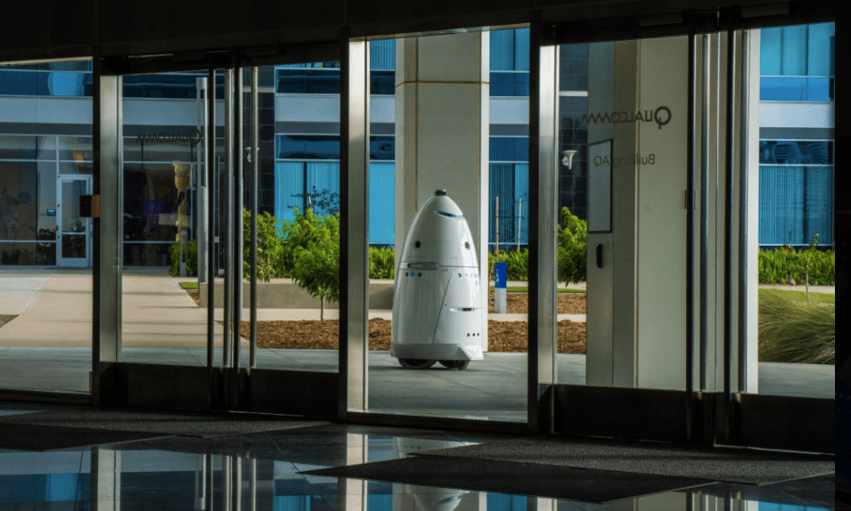A Pair of Robots Appear in Dallas, Humbly Heralding the Future