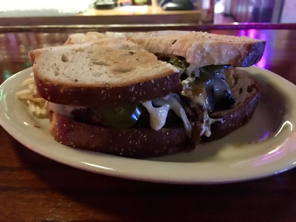 Louie’s Blissfully Ignores Dallas Food Trends, and This Dive Bar Is All the Better for It