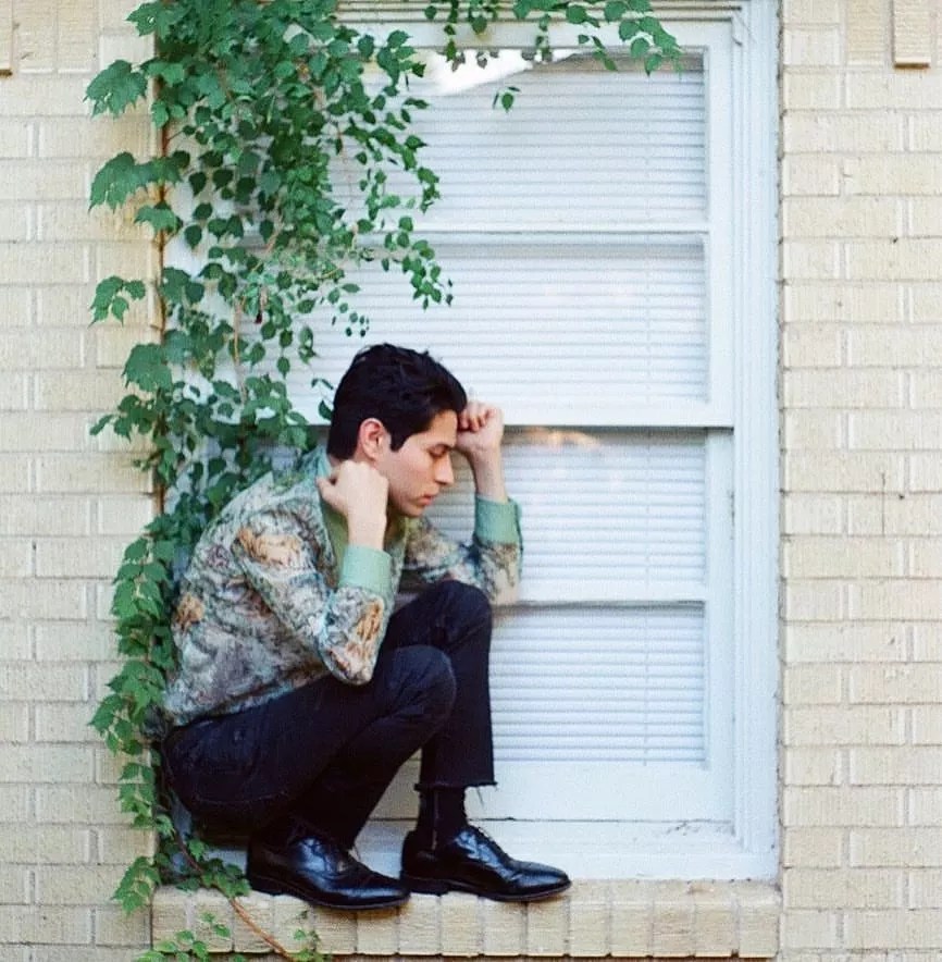 Fashion Notes: Ronnie Heart Effortlessly Channels the ’70s in His Music and His Wardrobe