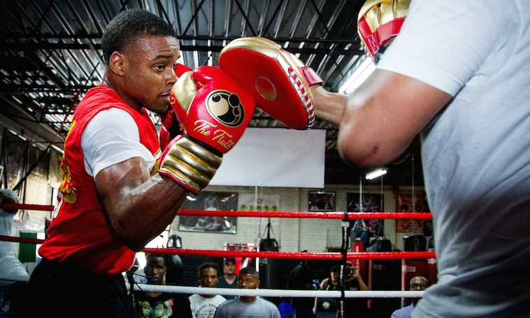 DeSoto Boxer Errol Spence Enters May 27 Title Fight With Support of Floyd Mayweather