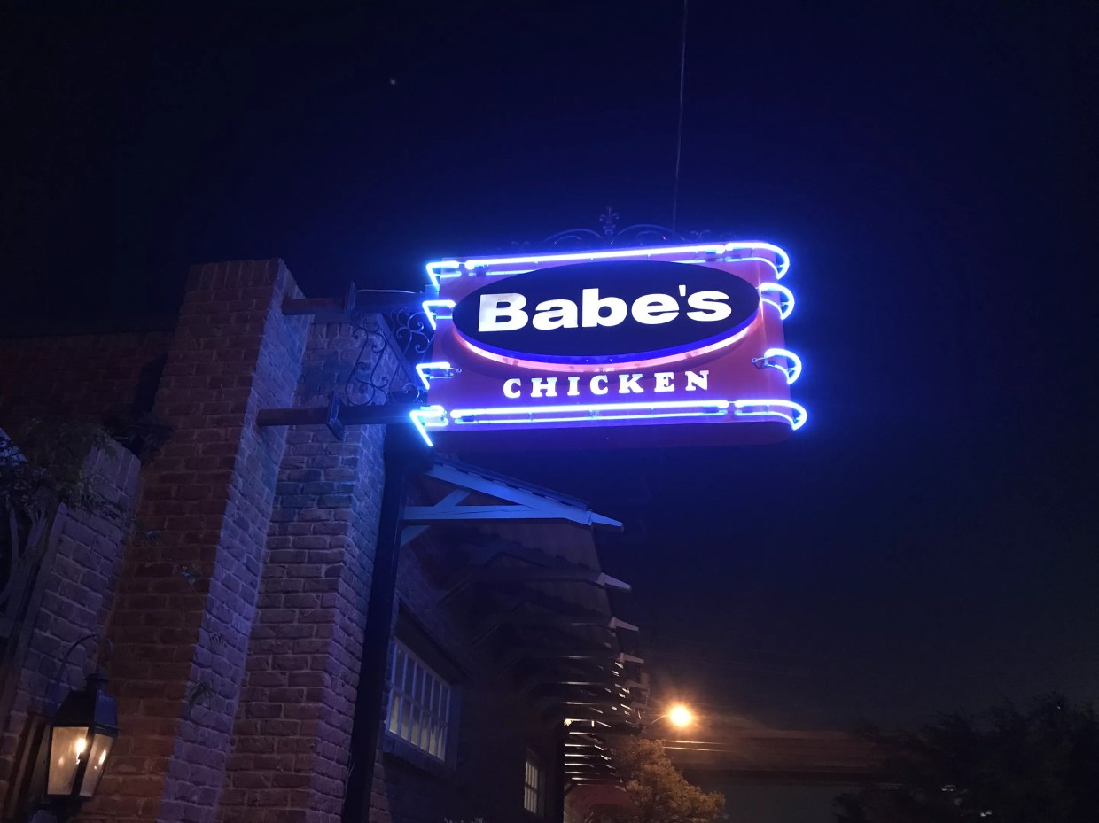 Why Does Babe’s Chicken Dinner House Make its Servers Awkwardly Do ‘The Hokey Pokey’?