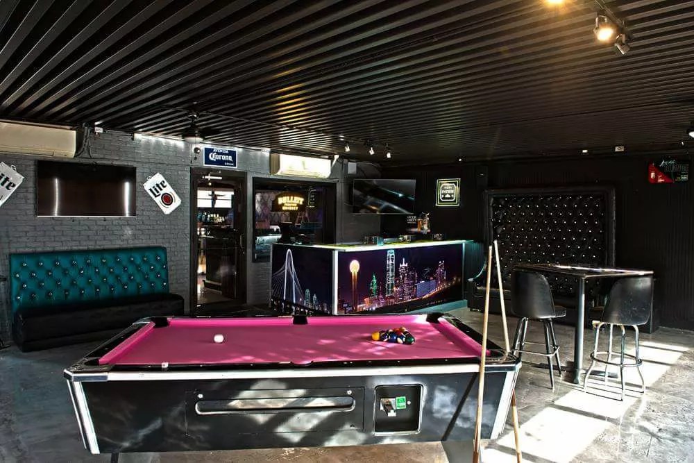 The Pretty Diver Claims to Be a Dive Bar, But It’s More Like an Uptown Parody of One