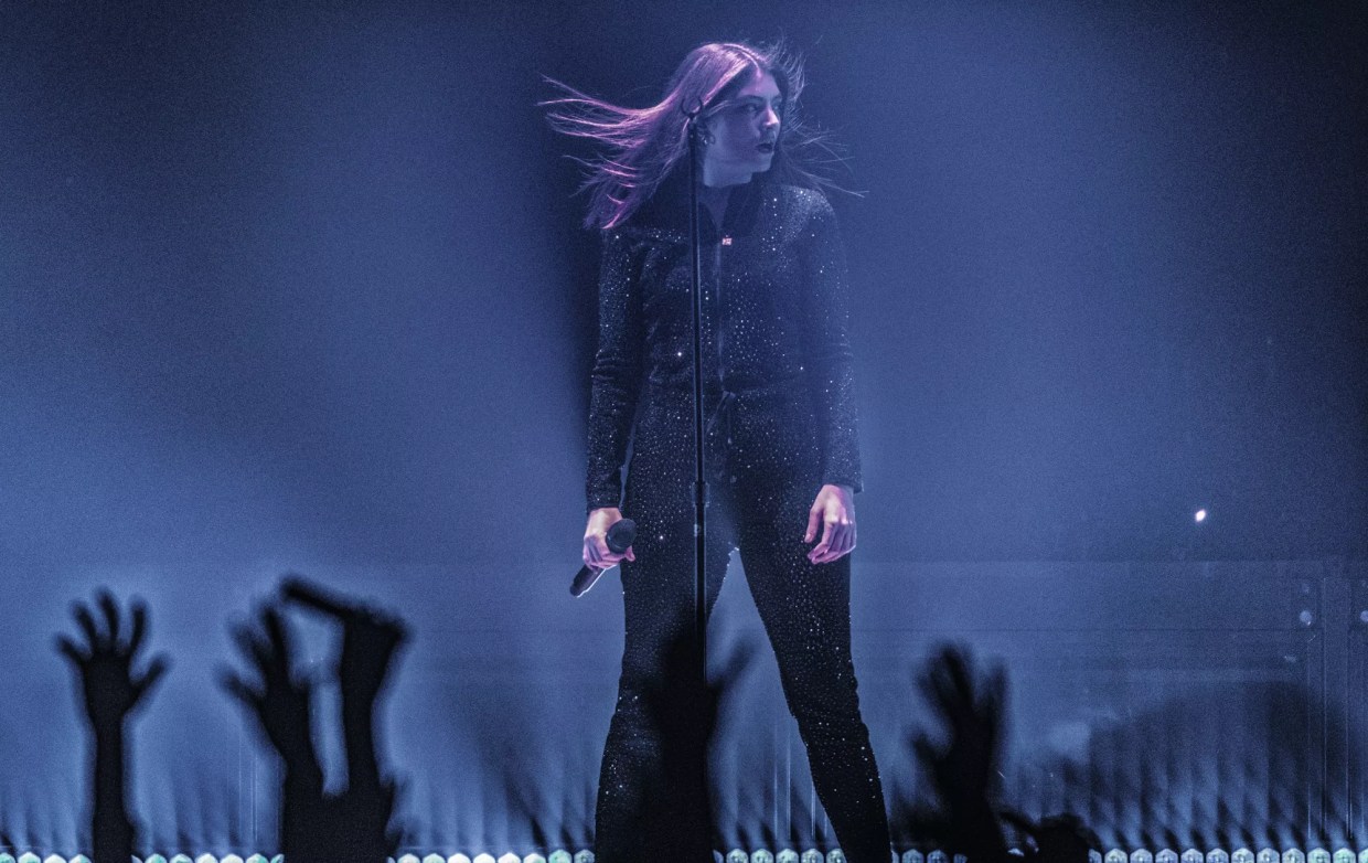 Lorde Restarts Her Show After “Weird Shit With The Lights,” Delivers Emotionally Charged Set