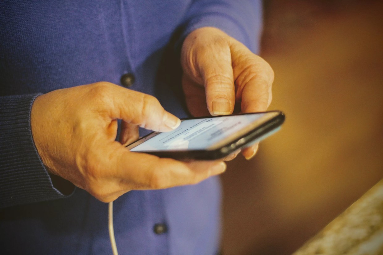 Ho Ho Ho: North Texas Seniors Gifted Free Phones to Cope During Pandemic