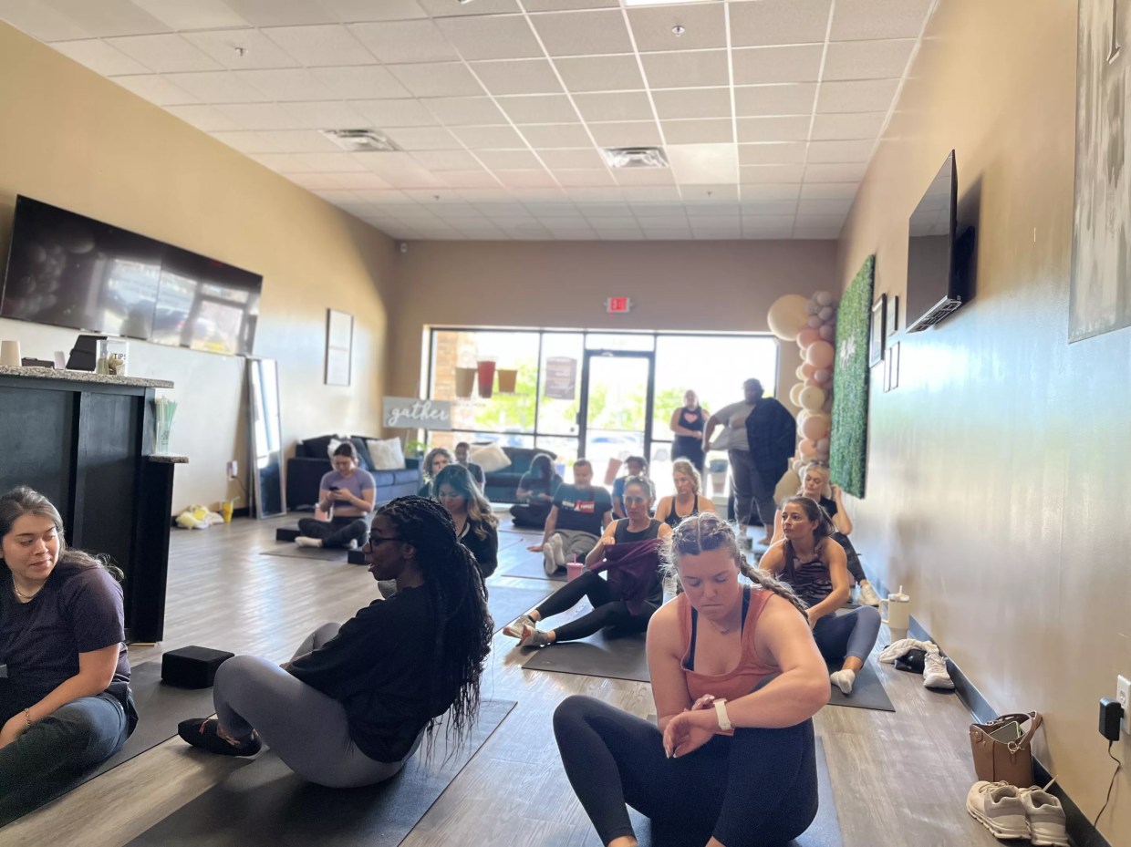 Pop-up Yoga and Energizing Drinks Intertwine for a Rejuvenating Event