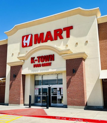 the front of an H Mart